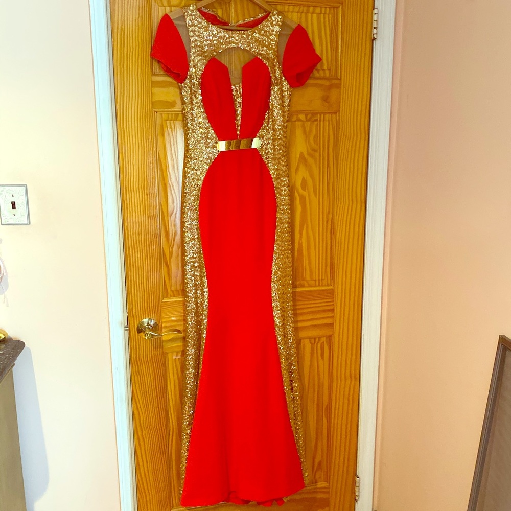 BEAUTIFUL READ DRESS 😩